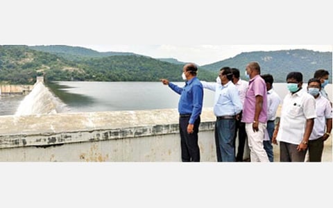 மோர்தானா அணையில் இருந்து 1,000 கன அடி நீர் வீதம் உபரி நீர் வெளியேறுவதை பார்வையிட்ட ஆட்சியர் சண்முகசுந்தரம்.