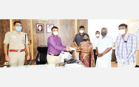 தனது தந்தையின் உயில் சாசனத்தின் பேரில் இதய நோயாளிக்கு உதவும் வகையில் ரூ. 50 ஆயிரத்தை கடலூர் ஆட்சியர் சந்திரசேகர் சாகமூரியிடம் வழங்கிய தேன்மொழி. உடன் எஸ்.பி. அபிநவ் மற்றும் அதிகாரிகள் உள்ளனர்.