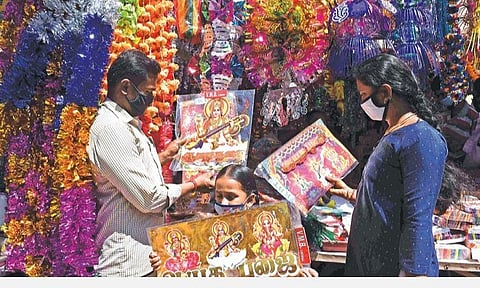 ஆயுத பூஜை, விஜயதசமி பண்டிகையையொட்டி பூக்கள், பழங்கள் வாங்க திரண்ட பொதுமக்கள்