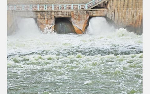 கிருஷ்ணகிரி அணையில் இருந்து தென்பெண்ணை ஆற்றில் நேற்று மாலை 1300 கனஅடி தண்ணீர் திறக்கப்பட்டது. சிறிய மதகுகள் வழியாக தண்ணீர் சீறிப்பாய்ந்து வெளியேறுகிறது. படம்: எஸ்.கே.ரமேஷ்