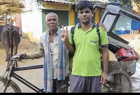 விடாமுயற்சியால் கிடைத்த வெற்றி: 9-வது முறை முயன்று நீட் தேர்வில் வென்ற குப்பை விற்பவரின் மகன்