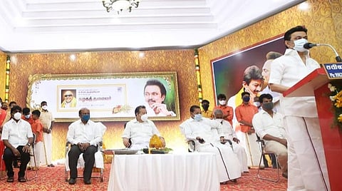 திருமண விழாவில் பேசும் ஸ்டாலின்.