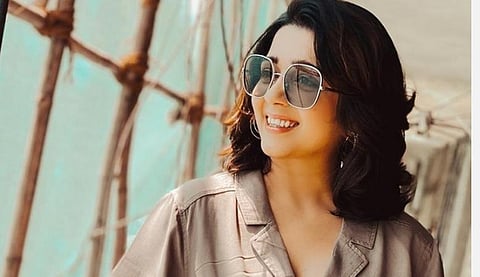 நடிகை சார்மியின் பெற்றோருக்குக் கரோனா தொற்று: ட்விட்டரில் கவலைப் பகிர்வு