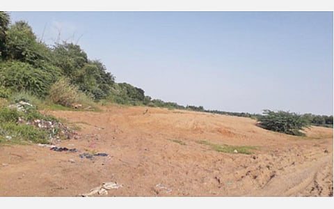 திருநாவலூர் கெடிலம் ஆற்றில் மணல் அள்ளப்படும் இடம்.