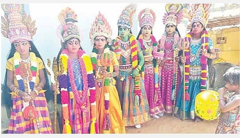 குலசேகரன்பட்டினம் முத்தாரம்மன் கோயில் தசரா விழாவை முன்னிட்டு உடன்குடி பகுதியில் பல்வேறு வேடமணிந்து வலம் வந்த பக்தர்கள்.