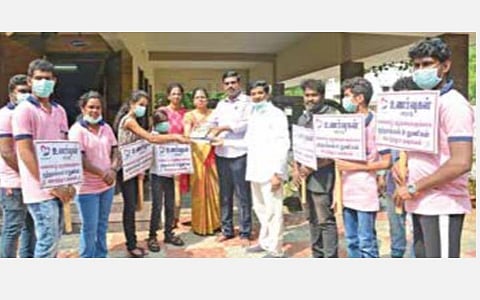 பொதுமக்களிடம் இருந்து புத்தகங்களை திரட்டி பழங்குடியின கிராமத்தில் நூலகம் அமைப்பு