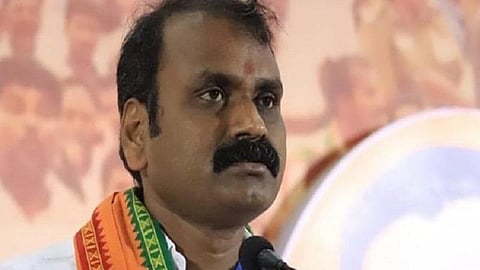 காளையார்கோவிலுக்கு கூடுதல் வாகனங்களில் செல்ல முயன்ற பாஜக தலைவர் எல்.முருகன்: விரகனூரில் தடுத்து நிறுத்திய போலீஸ்