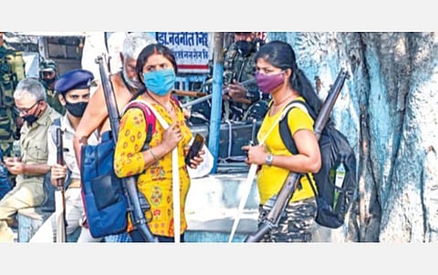 பிஹார் சட்டப்பேரவைக்கு முதல்கட்ட தேர்தல் இன்று நடக்கிறது. தேர்தல் பணிக்காக கயா மாவட்டத்துக்கு சென்ற பாதுகாப்புப் படை வீரர்கள்.படம்: பிடிஐ