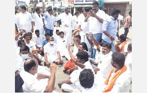 காளையார் கோவில் மருது பாண்டியர் நினைவிடத்துக்கு 25-க்கும் மேற்பட்ட வாகனங்களில் சென்ற பாஜகவினரை தடுத்த போலீஸார்: மதுரை அருகே சாலை மறியலுக்கு முயற்சி