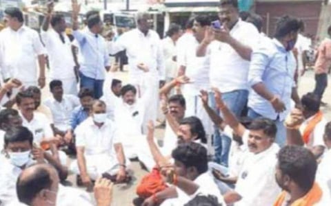 நேற்று சிலைமான் அருகே சாலை மறியலில் ஈடுபட்ட எல்.முருகன் உள்ளிட்ட பாஜகவினர்.