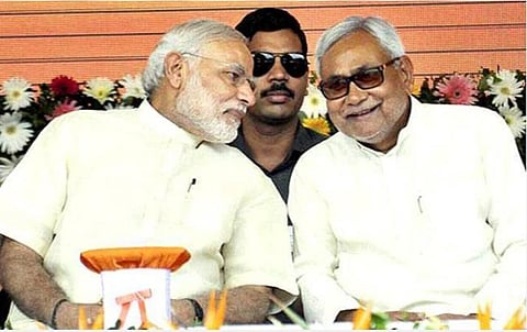 என்டிஏ கூட்டணி மீதான குழப்பத்தைத் தவிர்க்க பிஹாரில் பாஜக பிரச்சார சுவரொட்டிகளில் பிரதமர் மோடியுடன் முதல்வர் நிதிஷ் படம்