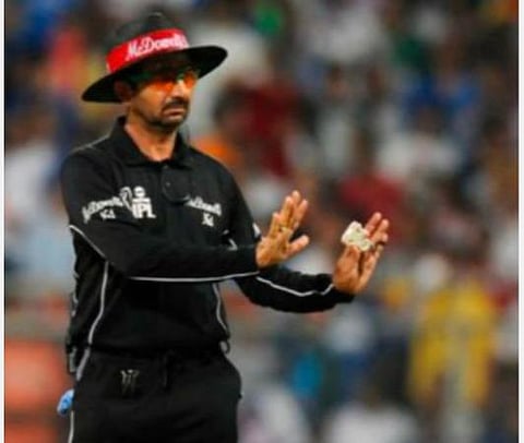 வார்னருக்கு ‘சிக்னல்’ கொடுத்து உதவினாரா நடுவர் அனில் சவுதாரி- கிளம்பிய சர்ச்சை