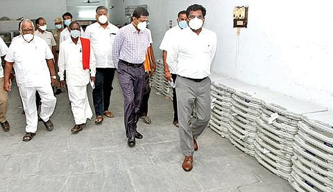 வாக்குப்பதிவு இயந்திரங்கள் வைக்கப்பட்டுள்ள அறையில் ஆய்வு செய்த திருவண்ணாமலை மாவட்ட ஆட்சியர் கந்தசாமி.