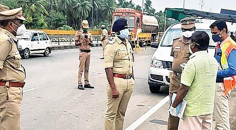 ஆம்பூர் அடுத்த மாதனூர் தேசிய நெடுஞ்சாலையில் விபத்துகளை குறைப்பது தொடர்பாக ஆய்வு நடத்திய எஸ்பி விஜயகுமார்.