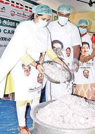 அம்மா கிச்சனில் உணவு தயாரிப்பதை பார்வையிடும் அமைச்சர் ஆர்.பி.உதயகுமார்.