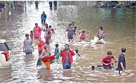 சென்னையில் கொட்டித் தீர்த்த மிக கன மழை: சாலையில் பெருக்கெடுத்த வெள்ளத்தால் வாகன ஓட்டிகள் அவதி