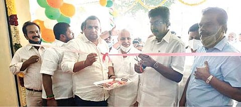 திருப்பத்தூரில் பிரசாத் கிரானைட்ஸ் ஷோரூமை திறந்து வைத்த கிருஷ்ணகிரி நாடாளுமன்ற உறுப்பினர் செல்லக்குமார். அருகில், உரிமையாளர் கிஷோர் பிரசாத் உள்ளிட்டோர்.