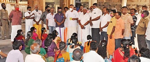 திருநெல்வேலி நெல்லையப்பர் கோயிலில் ஐப்பசி திருக்கல்யாண திருவிழாவை நடத்த வலியுறுத்தி, கோயில் நந்தி சிலை முன் இந்துமுன்னணியினர் தலைமையில் பக்தர்கள் போராட்டத்தில் ஈடுபட்டனர். படம்: மு.லெட்சுமி அருண்.