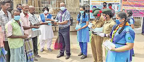 திருப்பரங்குன்றத்தில் கரோனா தடுப்பு விழிப்புணர்வு பணியில் ஈடுபட்ட கேந்திரிய வித்யாலயா பள்ளி மாணவ, மாணவிகள்.