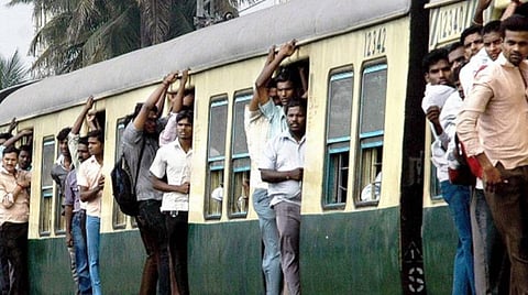 அத்தியாவசிய பணியாளர்கள் அதிகரிப்பால் தினமும் 100-க்கும் மேற்பட்ட மின்சார ரயில்கள் இயக்கம்: ரயில்வே அதிகாரிகள் தகவல்