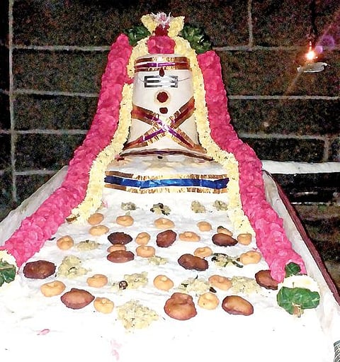 திருவண்ணாமலை அண்ணாமலையார் கோயிலில் உள்ள கல்யாணசுந்தரேஸ்வரருக்கு நேற்று அன்னாபிஷேகம் நடைபெற்றது.