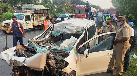 விபத்துக்குள்ளான கார்