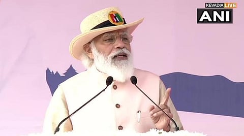 நர்மதை மாவட்டம் கேவாடியா கிராமத்தில் நடந்த நிகழ்ச்சிியல் பிரதமர் மோடி பேசிய காட்சி | படம்: ஏஎன்ஐ.