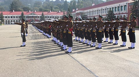 சத்தியப் பிரமாணம் எடுத்துக்கொண்ட வீரர்கள்.