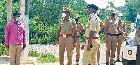 நாட்றாம்பள்ளி அருகே செட்டேரி அணை பகுதியில் பாதுகாப்பு குறித்து ஆய்வு செய்த திருப்பத்தூர் எஸ்பி விஜயகுமார்.