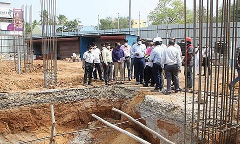பாளையங்கோட்டை பேருந்து நிலைய கட்டுமான பணிகளை நகராட்சி நிர்வாக ஆணையர் க.பாஸ்கரன் ஆய்வு செய்தார். படம்: மு.லெட்சுமி அருண்