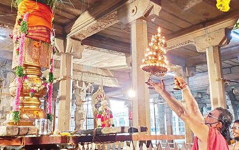 திருநெல்வேலி நெல்லையப்பர் காந்திமதி அம்மன் திருக்கோயிலில் ஐப்பசி திருக்கல்யாண திருவிழா கொடியேற்றத்துடன் தொடங்கியது. கொடிமரத்துக்கு நடந்த தீபாராதனை. படம்: மு.லெட்சுமி அருண்