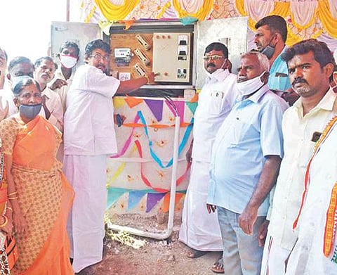 எலத்தகிரி கிராமத்தில் புதிய குடிநீர் திட்ட பணிகளை, கிருஷ்ணகிரி எம்பி செல்லகுமார் தொடங்கி வைத்தார்.