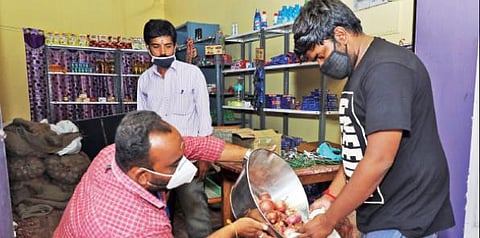 கிருஷ்ணகிரி காந்தி சாலையில் உள்ள அம்மா சிறு கூட்டுறவு சிறப்பு அங்காடியில் மானிய விலையில் வெங்காயம் விற்பனை செய்யப்பட்டது.