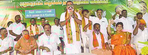 மதுரை உத்தங்குடியில் நடைபெற்ற கிழக்கு சட்டப் பேரவைத் தொகுதி பூத் கமிட்டி கூட்டத்தில் பேசினார் தமிழக பாரதிய ஜனதா தலைவர் எல்.முருகன். படம்: எஸ்.கிருஷ்ணமூர்த்தி