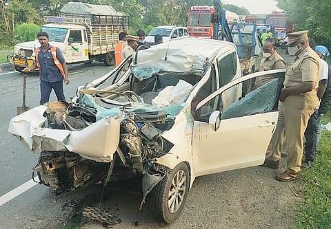 விபத்தில் பலத்த சேதம் அடைந்த கார்.