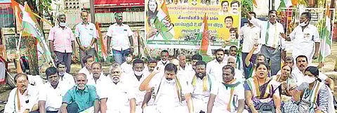 மதுரை தல்லாகுளம் தபால் அலுவலகம் முன் உண்ணாவிரதப் போராட்டத்தில் ஈடுபட்ட காங்கிரஸ் கட்சியினர். படம்: எஸ்.கிருஷ்ணமூர்த்தி