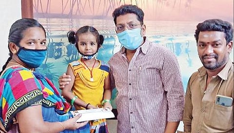 திருப்பரங்குன்றம் கோயில் யானை தாக்கியதில் உயிரிழந்த பாகனின் குடும்பத்துக்கு ரூ. 1 லட்சம் நிதியுதவி வழங்கிய பா. சரவணன் எம்எல்ஏ.