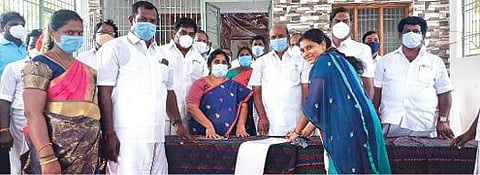 புவனகிரி அருகே கீழமணக்குடி ஊராட்சியில் அதிமுக இளைஞர் பாசறை உறுப்பினர் சேர்க்கை முகாமை பாண்டியன் எம்எல்ஏ தொடங்கி வைத்தார்.