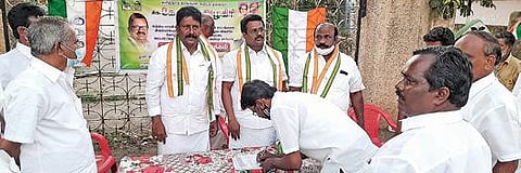 மத்திய அரசின் வேளாண் சட்டங்களை திரும்பப் பெறக் கோரி சிதம்பரம் அருகே வண்டிகேட் பகுதியில் காங்கிரஸ் கட்சி சார்பில் கையெழுத்து இயக்கம் நடத்தப்பட்டது.