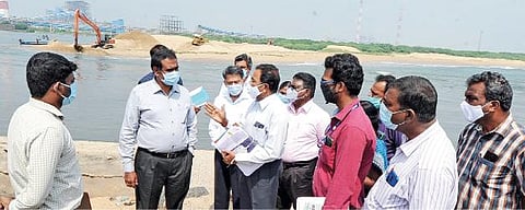 எண்ணூர் நெட்டுக்குப்பம் முகத்துவாரப் பகுதியில் தண்ணீர் செல்லும் பாதைகளை சீரமைக்கும் பணிகளை, திருவள்ளூர் ஆட்சியர் பொன்னையா ஆய்வு செய்தார்.