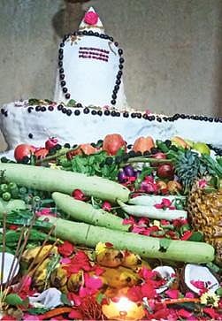 திருக்குழுக்குன்றம் கடம்பாடி கிராமம் திருவதீஸ்வரர் சிவன் கோயிலில் நடைபெற்ற அன்னாபிஷேகம்.