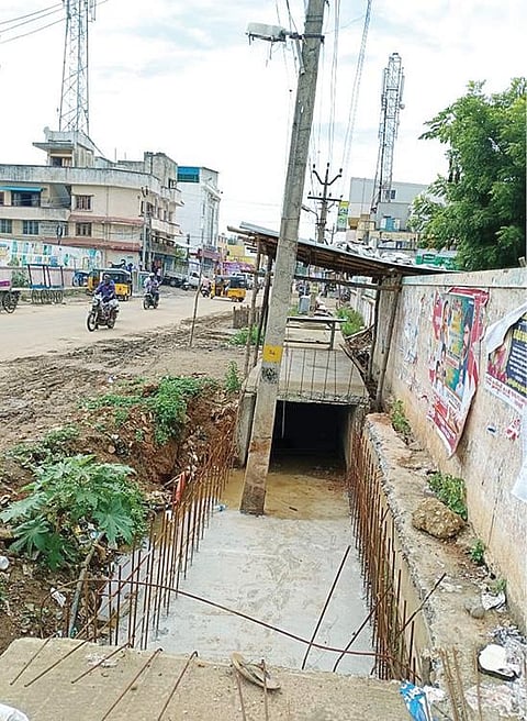 ஆவடி மாநகராட்சி வீட்டுவசதி வாரிய குடியிருப்பு பகுதியில் மின்கம்பங்களை எடுக்காமல் மழைநீர் கால்வாய் அமைக்கும் பணி நடைபெறுகிறது.