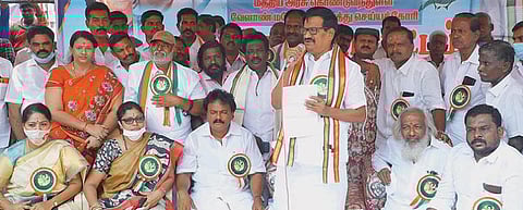 புதிய வேளாண் சட்டங்களை ரத்து செய்யக் கோரி காங்கிரஸ் கட்சி சார்பில் திருச்சி நெ.1 டோல்கேட்டில் நேற்று நடைபெற்ற போராட்டத்தில் பங்கேற்று பேசுகிறார் அக்கட்சியின் மாநிலத் தலைவர் கே.எஸ்.அழகிரி. படம்: ஜி.ஞானவேல்முருகன்