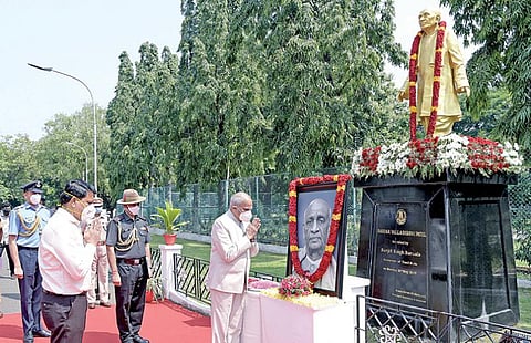சர்தார் வல்லபபாய் பட்டேல் பிறந்த தினத்தையொட்டி, சென்னை ராஜ்பவன் நுழைவுவாயில் அருகே உள்ள அவரது சிலைக்கு கீழ் வைக்கப்பட்டிருந்த உருவப்படத்துக்கு தமிழக ஆளுநர் பன்வாரிலால் புரோஹித் நேற்று மலர் தூவி மரியாதை செலுத்தினார். ஆளுநரின் செயலாளர் ஆனந்த்ராவ் விஷ்ணு பாட்டீல் உடனிருந்தார்.