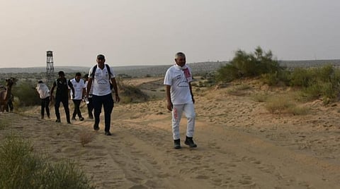 ஃபிட் இந்தியா ஓட்டம்; பாலைவன மணலில் ஓடி சாதனை