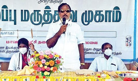 போளூர் அடுத்த ஓதலவாடி கிராமத்தில் நடந்த மருத்துவ முகாமை தொடங்கி வைத்து பேசும் எம்எல்ஏ கே.வி.சேகரன்.