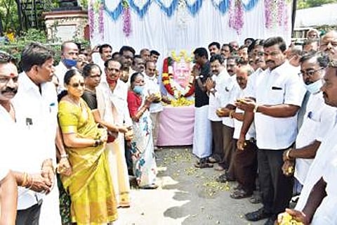 மறைந்த வேளாண்மை துறை அமைச்சர் துரைக்கண்ணு உருவப்படத்துக்கு வாணியம்பாடி எம்எல்ஏ அலுவலக வளாகத்தில் தொழிலாளர் நலத்துறை அமைச்சர் நிலோபர்கபீல் மாலை அணிவித்து மரியாதை செலுத்தினார். அடுத்த படம்: வேலூர் பழைய மாநகராட்சி அலுவலகம் அருகே துரைக்கண்ணு உருவப்படத்துக்கு அதிமுக மாநகர மாவட்டச் செயலாளர் எஸ்.ஆர்.கே.அப்பு மாலை அணிவித்து மரியாதை செலுத்தினார். அருகில், மாவட்டப் பொருளாளர் எம்.மூர்த்தி உள்ளிட்டோர்.