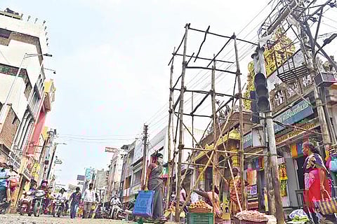 தீபாவளி பண்டிகையையொட்டி, குற்ற்ச் சம்பவங்களை தடுக்க காவல் துறை சார்பில் சேலம் 2-வது அக்ரஹாரம் கடைவீதியில் அமைக்கப்பட்டுள்ள கண்காணிப்பு கோபுரம். படம்: எஸ்.குரு பிரசாத்