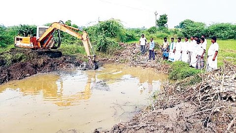 சேத்தியாத்தோப்பு அருகே மழவராயநல்லூர் ஊராட்சியில் ஈசன் வாய்க்கால் தூர்வாரும் பணி நடைபெற்று வருகிறது.