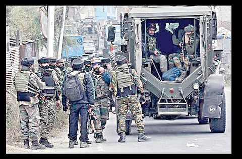 காஷ்மீரின் ஸ்ரீநகரில் ரங்ரெத் பகுதியில் நேற்று போலீஸாருடன் நடந்த துப்பாக்கிச் சண்டையில் ஹிஸ்புல் முஜாகிதீன் தீவிரவாத இயக்கத் தலைவர் சைபுல்லா சுட்டுக் கொல்லப்பட்டார். சம்பவம் நடந்த இடத்துக்கு விரைந்த ராணுவ வீரர்கள். படம்: நிசார் அகமது